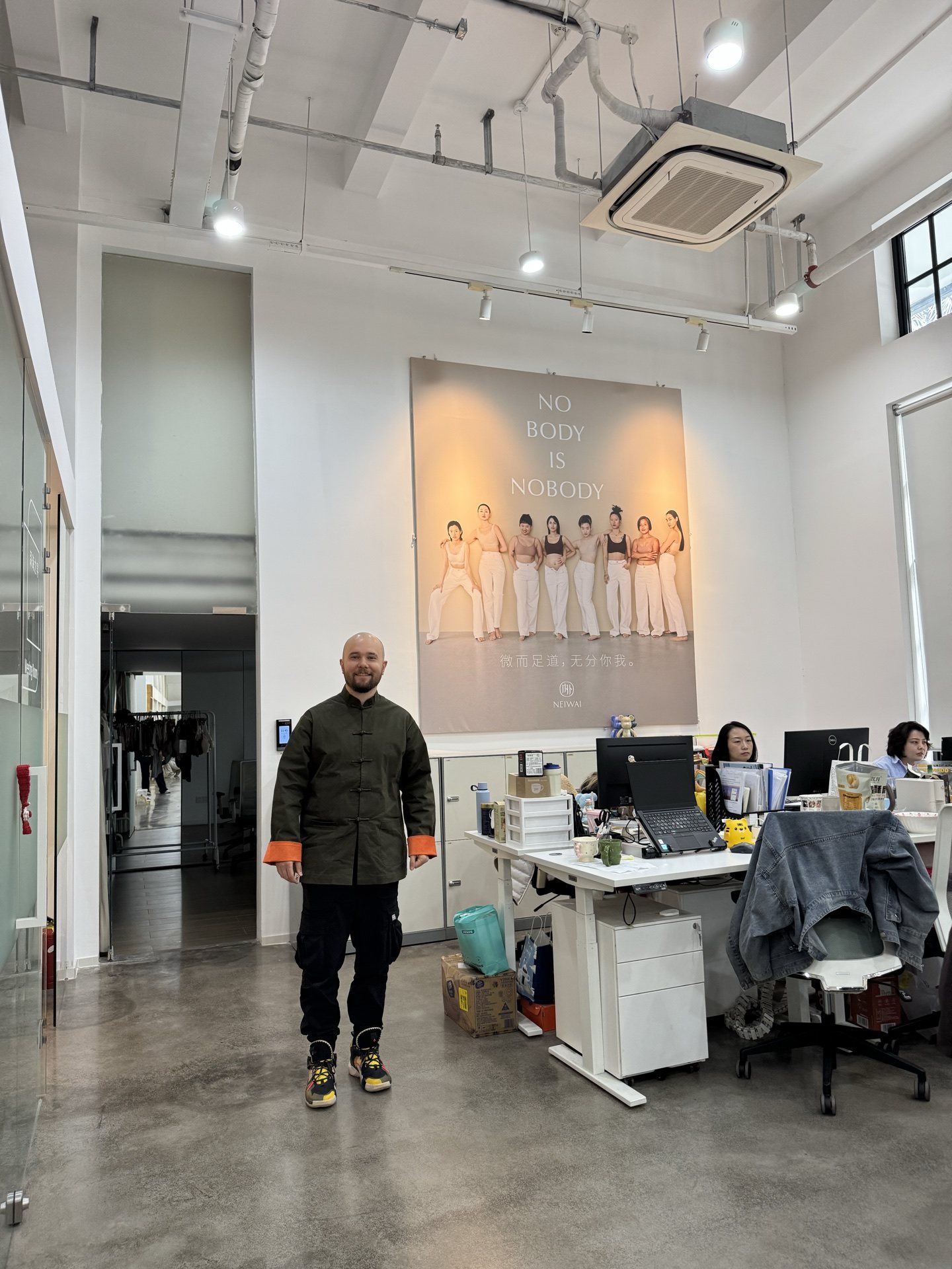 Артур в офисе NEIWAI